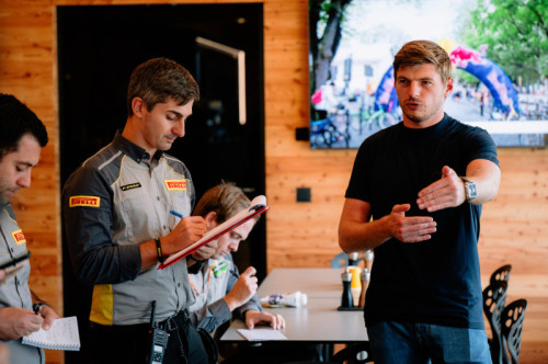 Pirelli Test Monza 2026: Sainz brilla nella prima giornata, Verstappen e Tsunoda in pista con le mule car