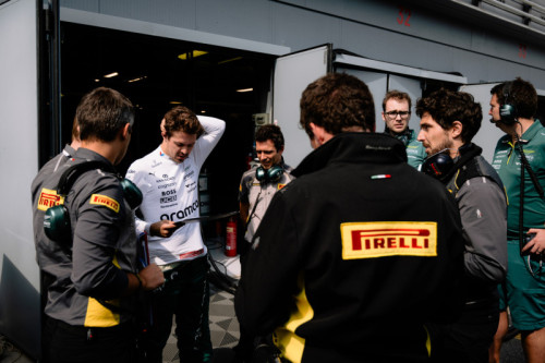 Pirelli Test Monza 2026: Sainz brilla nella prima giornata, Verstappen e Tsunoda in pista con le mule car